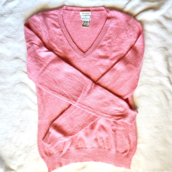 Cashmere v neck sweater in pink - Picture 1 of 3